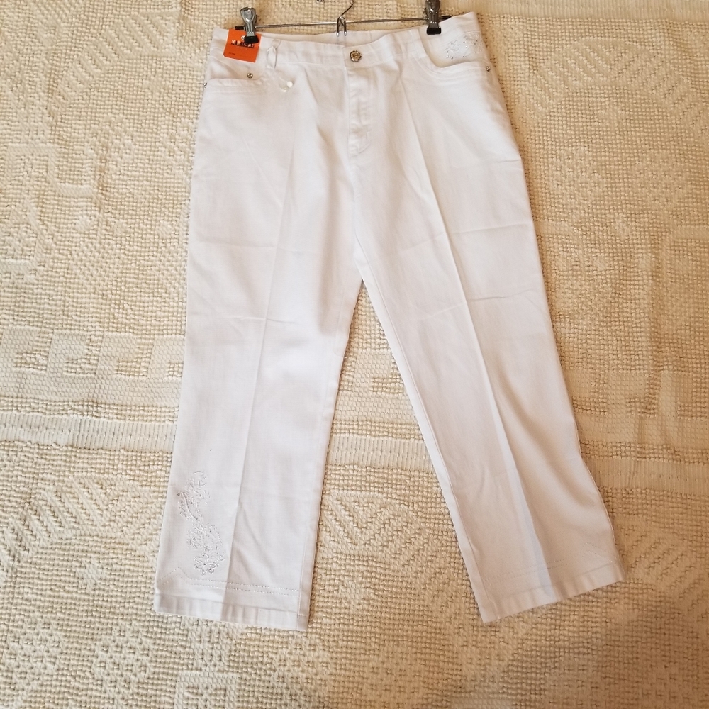 YAFANGASHI Hong Kong Embroidered Bling White Capri